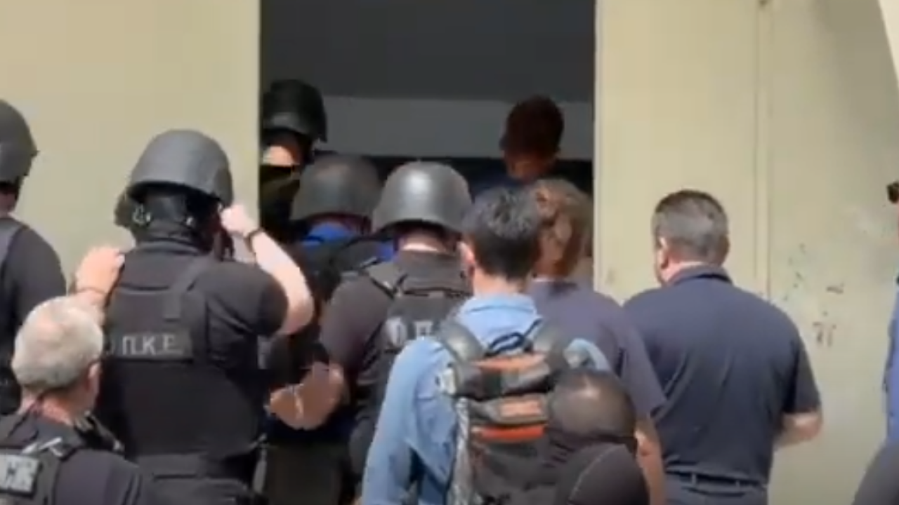 ΑΠΘ: Εκκένωση κατάληψης στην Ιατρική Σχολή – Δείτε βίντεο ΑΠΘ: Εκκένωση κατάληψης στην Ιατρική Σχολή – Δείτε βίντεο