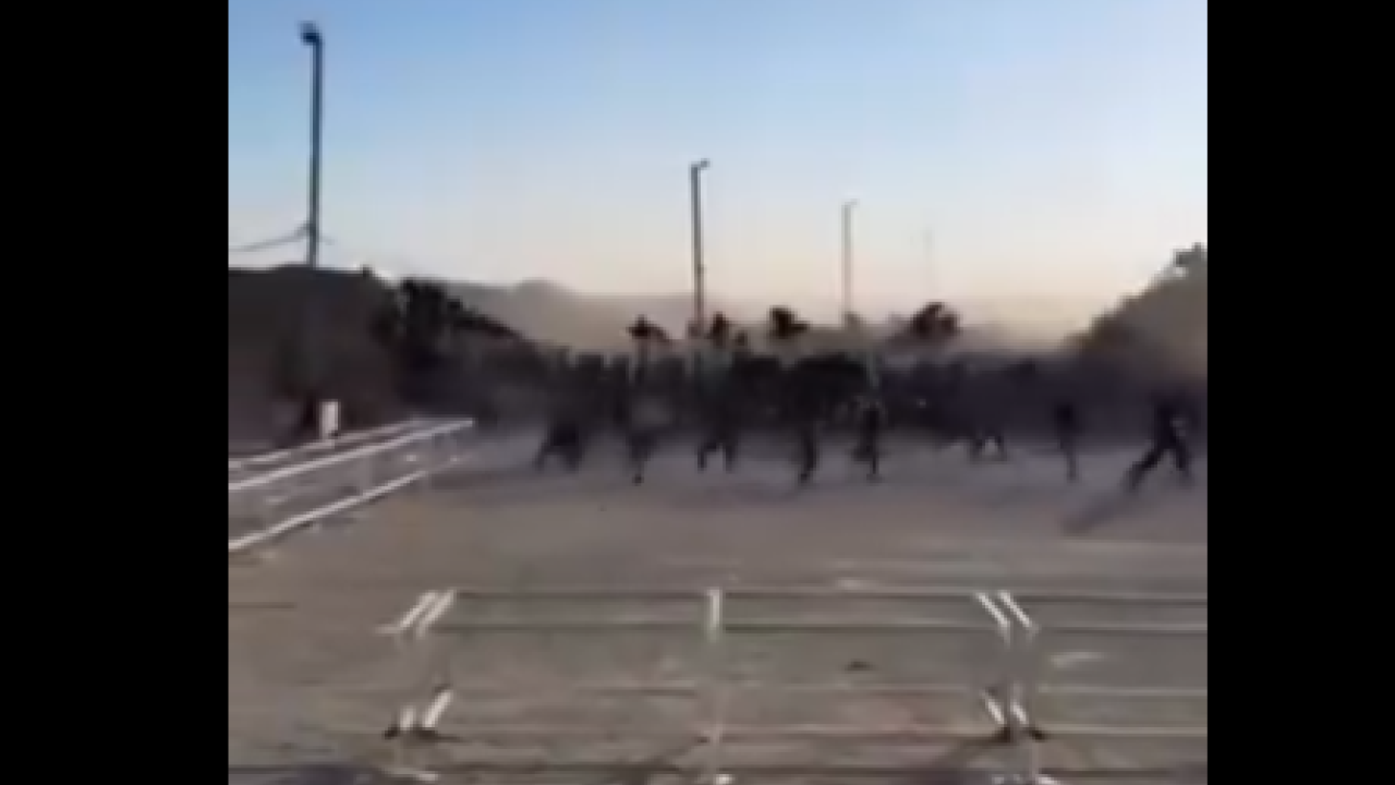Βίντεο από τη Γάζα: Εκατοντάδες Παλαιστίνιοι σκαρφαλώνουν για να πα΄ρουν ανθρωπιστική βοήθεια Βίντεο από τη Γάζα: Εκατοντάδες Παλαιστίνιοι σκαρφαλώνουν για να πα΄ρουν ανθρωπιστική βοήθεια