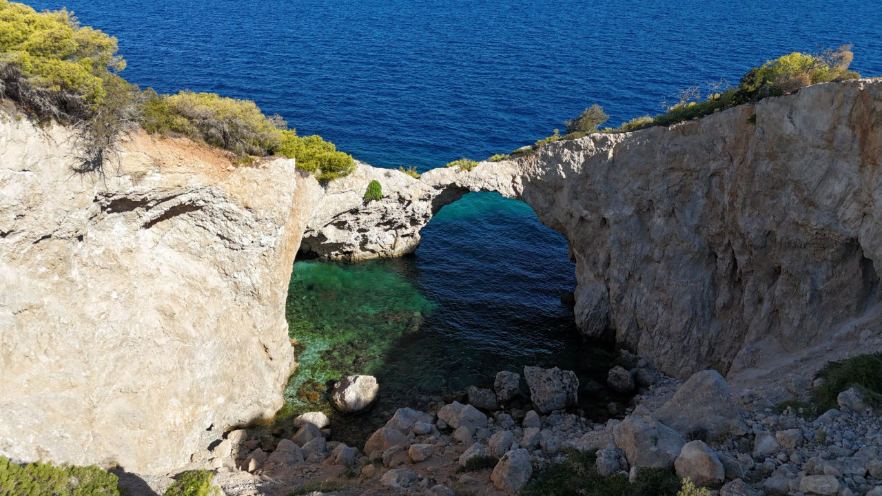 Κορινθία: Η ανέγγιχτη παραλία με τα με κρυστάλλινα νερά που δεν τη βλέπει ποτέ ο ήλιος - Δείτε βίντεο