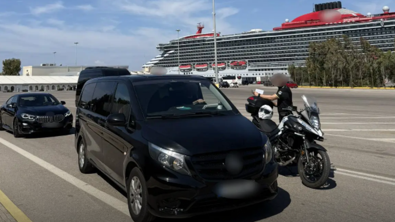 Έλεγχοι της ΕΛΑΣ σε οδηγούς ταξί και οχημάτων μεταφοράς τουριστών – Μια σύλληψη