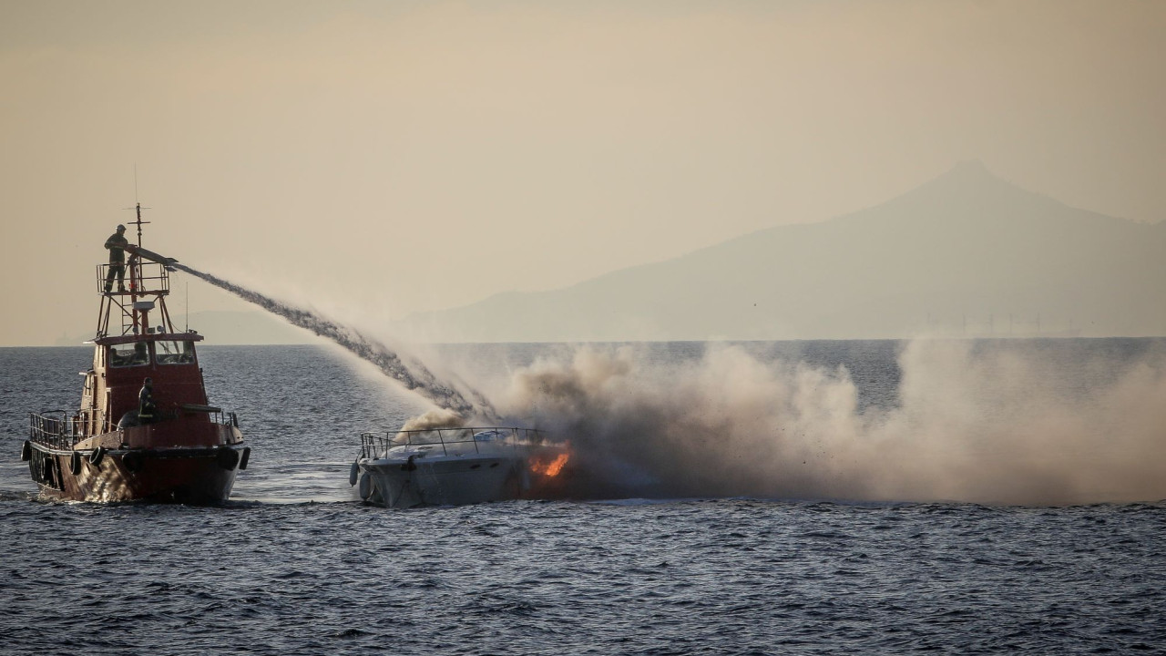 Φωτιά σε σκάφος στο Πόρτο Χέλι – Διασώθηκαν οι επιβαίνοντες Φωτιά σε σκάφος στο Πόρτο Χέλι – Διασώθηκαν οι επιβαίνοντες