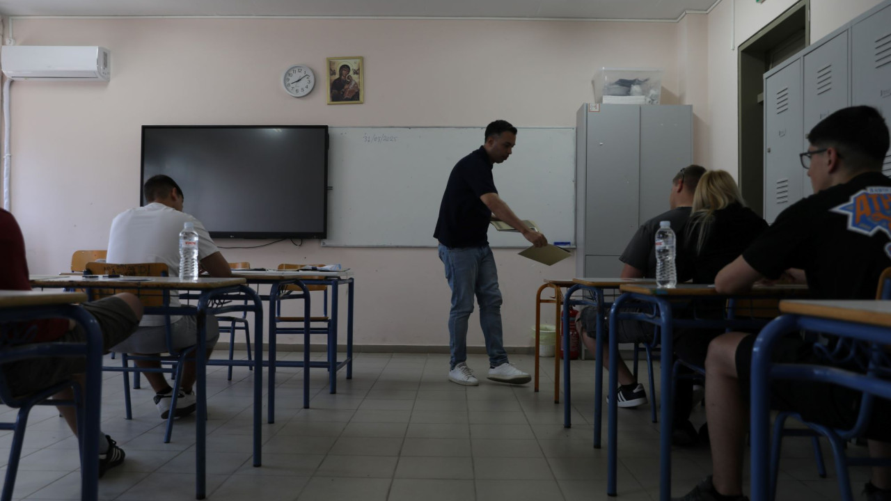 Πανελλαδικές 2025: Δύο γραπτά μηδενίστηκαν λόγω κινητών στην Κρήτη Πανελλαδικές 2025: Δύο γραπτά μηδενίστηκαν λόγω κινητών στην Κρήτη