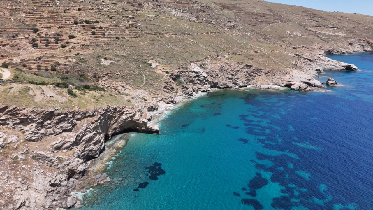 Άνδρος: Περιήγηση στις παραλίες που έγιναν σύμβολο - Ο φάρος που έγινε παγκόσμιο τοπόσημο