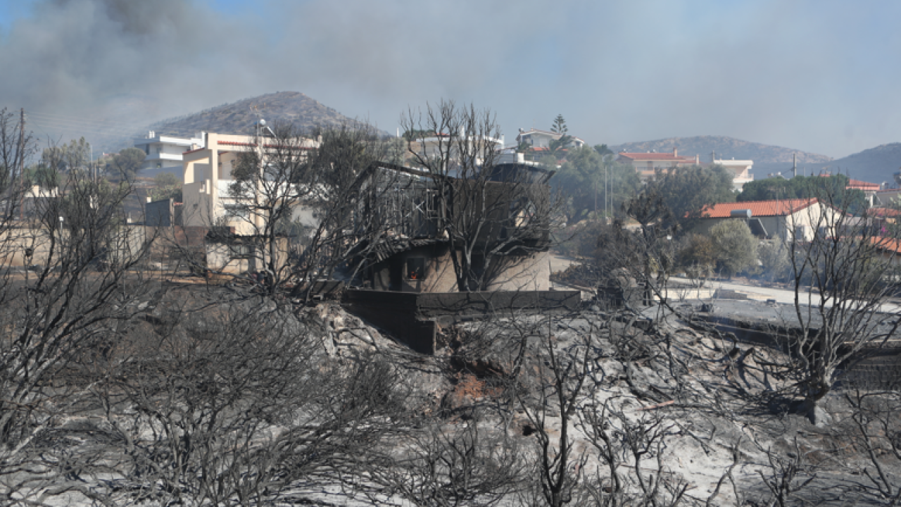 Μάχη με διάσπαρτες εστίες στην Παλαιά Φώκαια: Κάηκαν σπίτια - Τουλάχιστον 40 απεγκλωβισμοί κατοίκων (Εικόνες και βίντεο)