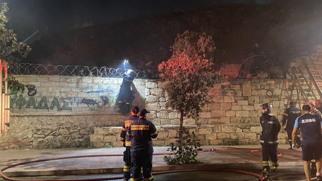 Γλυφάδα: Φωτιά σε υπαίθριο χώρο με σκάφη Γλυφάδα: Φωτιά σε υπαίθριο χώρο με σκάφη