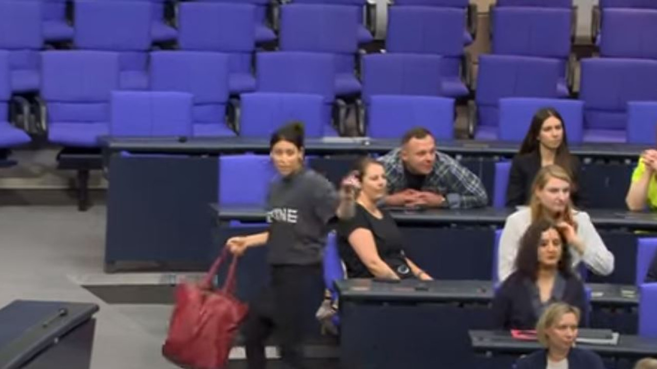 Γερμανία: Αποβολή βουλευτή από την Bundestag για μπλούζα με λέξη «Παλαιστίνη» Γερμανία: Αποβολή βουλευτή από την Bundestag για μπλούζα με λέξη «Παλαιστίνη»