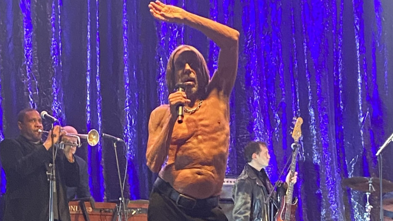 Iggy Pop: «Πετάχτηκε» μέσα από ένα φέρετρο σε συναυλία του στο Λονδίνο (video)