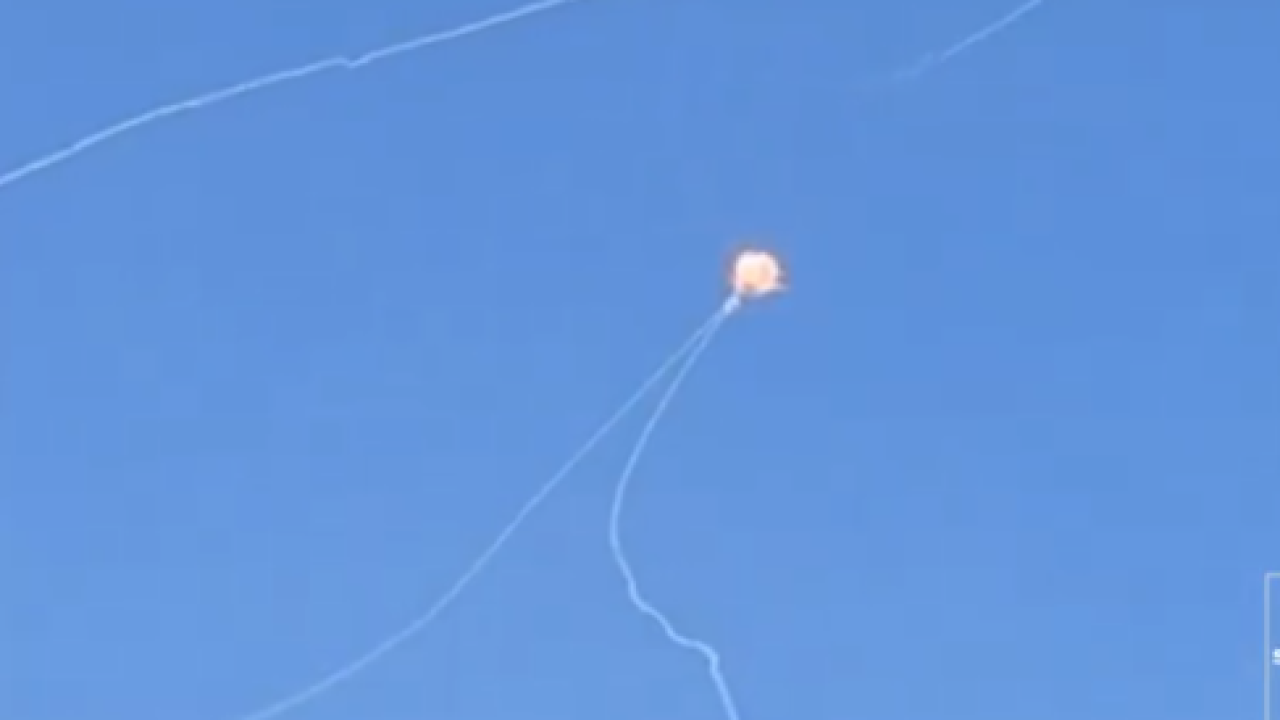 Η στιγμή που το Iron Dome αναχαιτίζει πύραυλο του Ιράν πάνω από το Τελ Αβίβ - Δείτε βίντεο