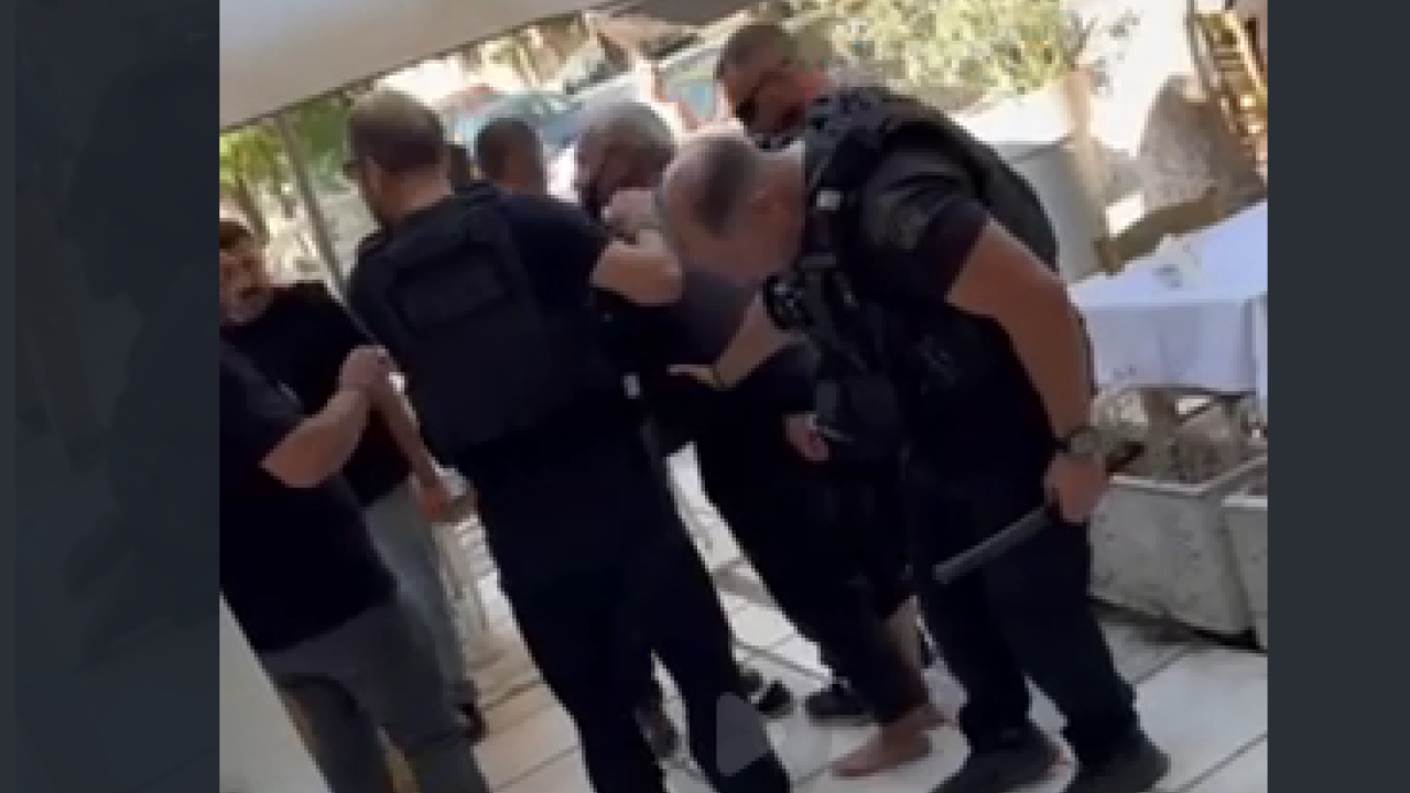 Βίντεο από τη σύλληψη του Ισπανού «σαμουράι» που μπούκαρε με σπαθί σε ουζερί στη Θεσσαλονίκη