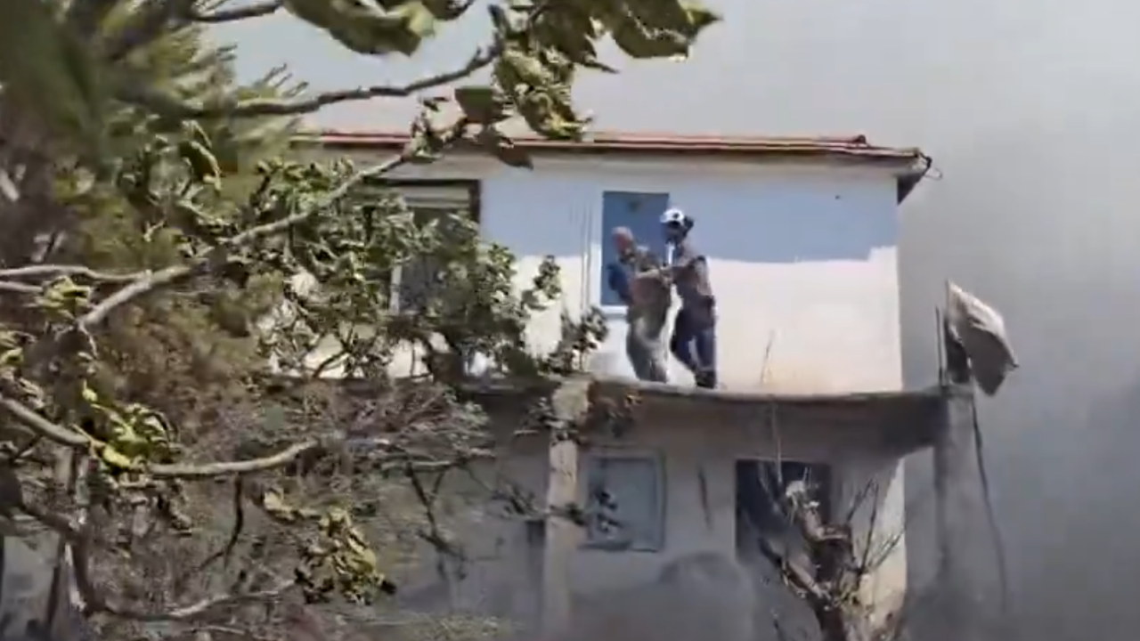 Μεγάλη φωτιά στη Σμύρνη - Οι φλόγες εξαπλώνονται σε κατοικημένες περιοχές - Δείτε βίντεο