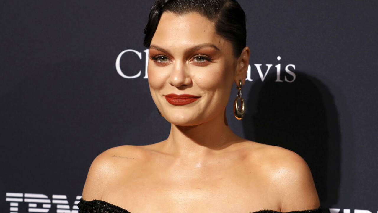 Jessie J: Διαγνώστηκε με καρκίνο του μαστού δύο χρόνια μετά τη γέννηση του πρώτου της παιδιού Jessie J: Διαγνώστηκε με καρκίνο του μαστού δύο χρόνια μετά τη γέννηση του πρώτου της παιδιού