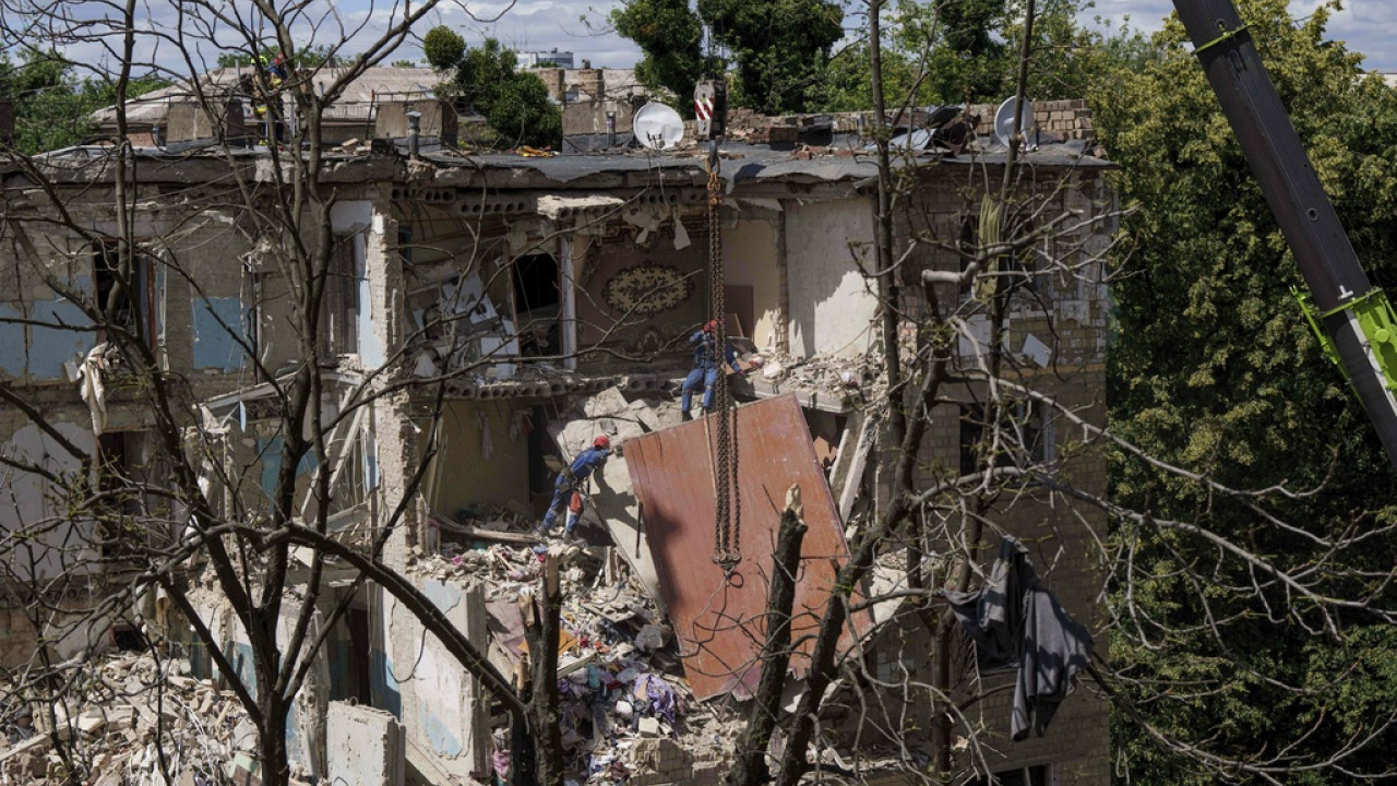 Ρωσική επίθεση με drone και πυραύλους στο Κίεβο λίγο πριν τη σύνοδο του ΝΑΤΟ - Τουλάχιστον 10 νεκροί