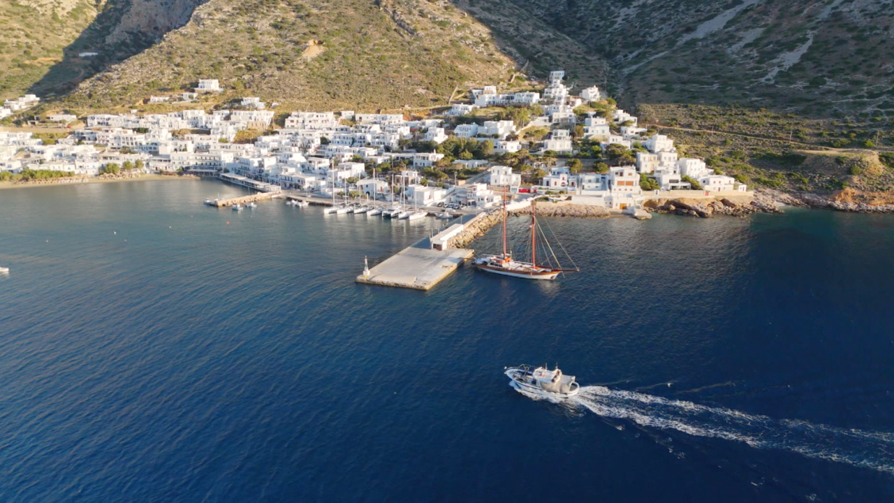 Καμάρες Σίφνου: Ένα λιμάνι στα όριά του
