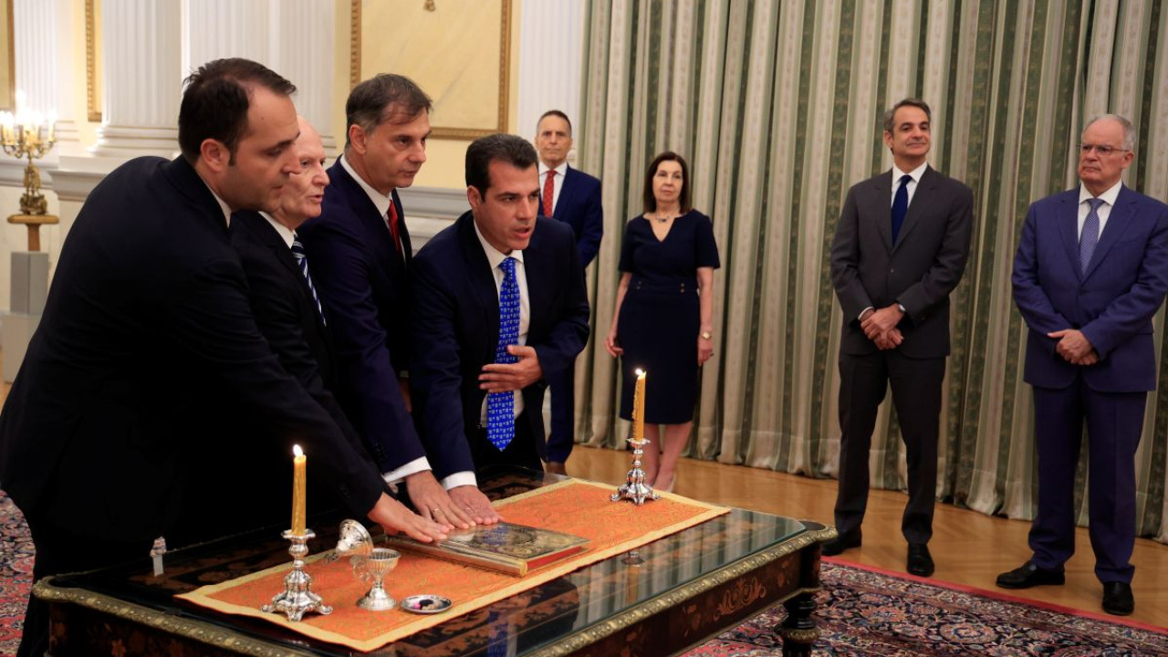 Ορκίστηκαν τα 4 νέα μέλη της κυβέρνησης στη σκιά του ΟΠΕΚΕΠΕ - Δείτε φωτογραφίες