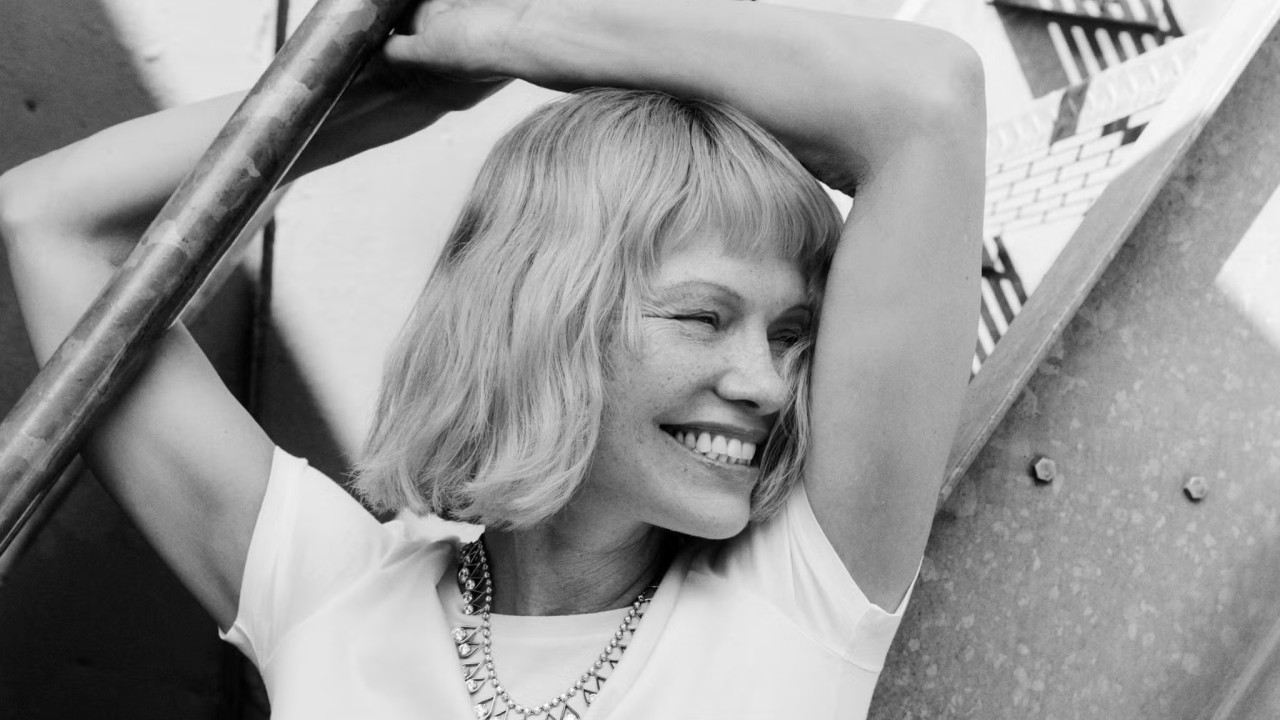 Pamela Anderson: Υμνεί την ελευθερία του να περπατάει στο κόκκινο χαλί χωρίς ίχνος μακιγιάζ