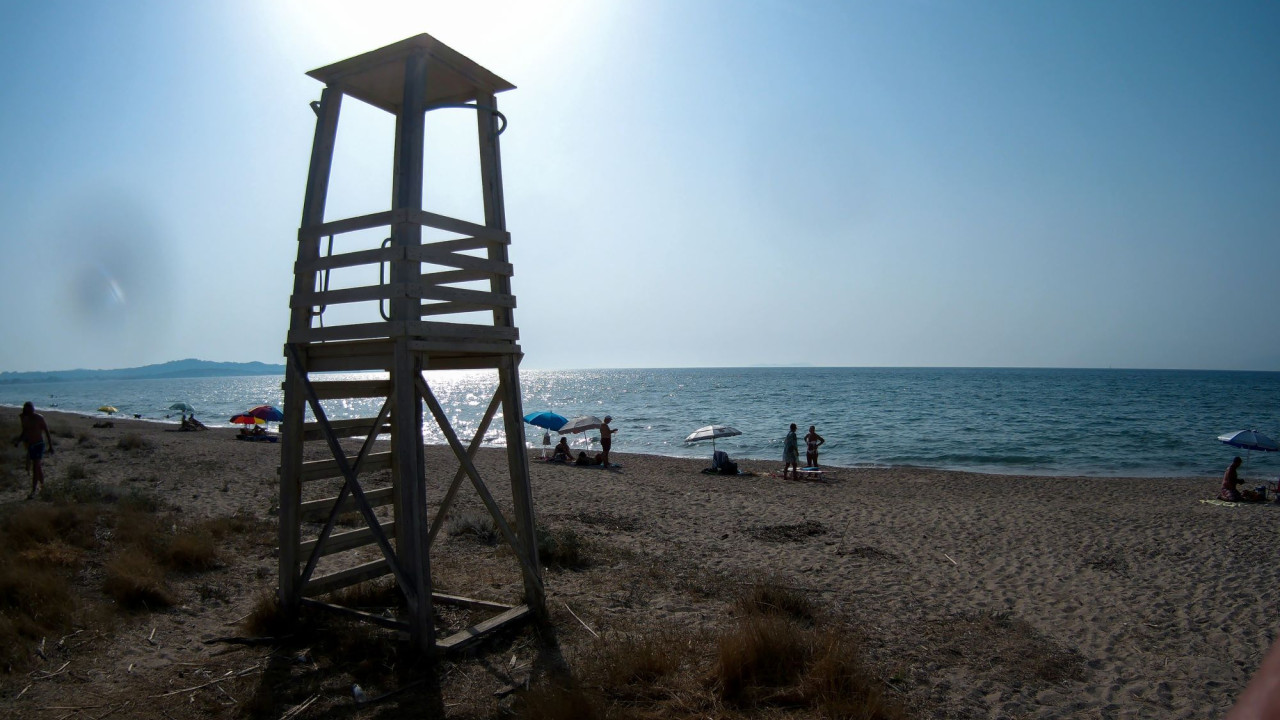 Αγoράκι παρασύρθηκε με μικρή φουσκωτή βάρκα στα ανοιχτά