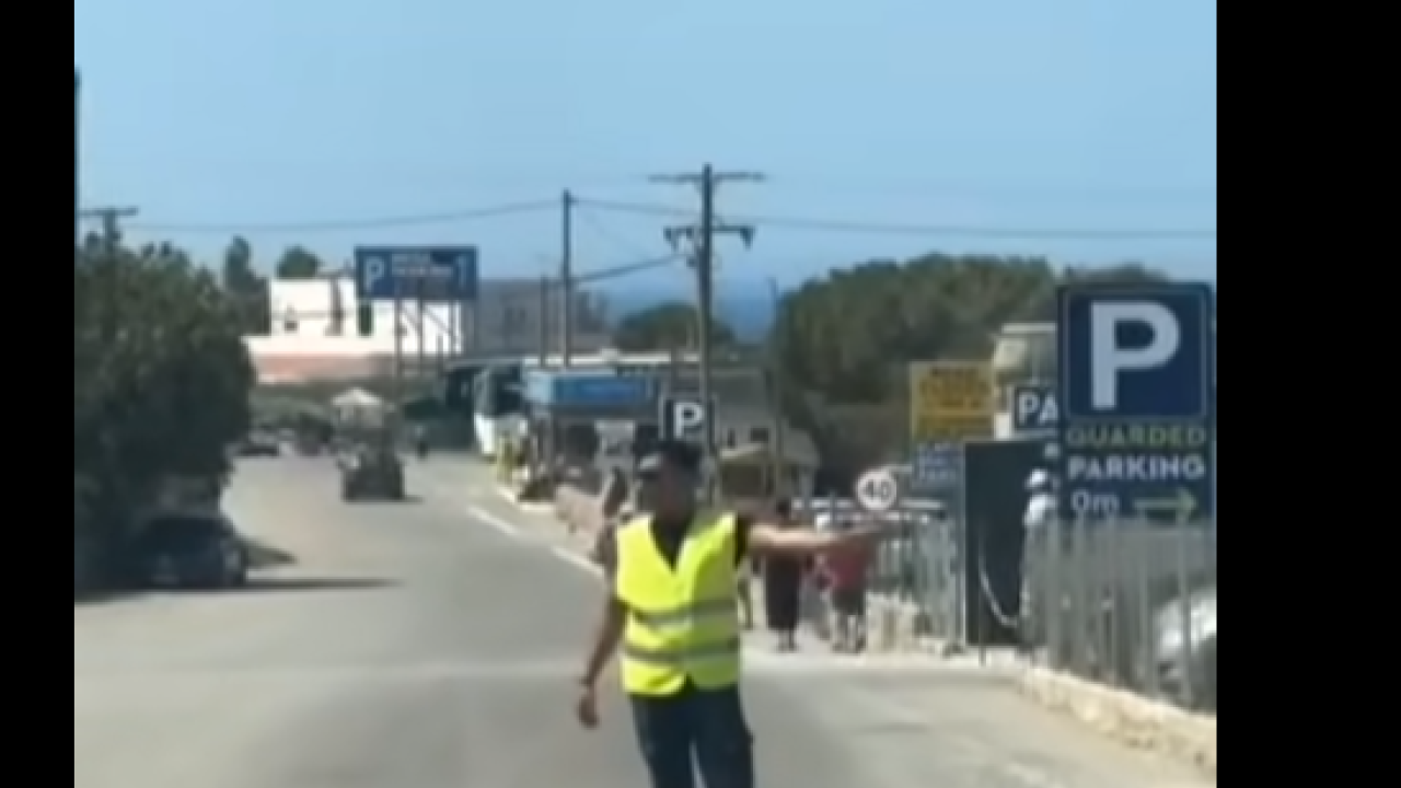 Κρήτη: Αστυνομικοί στo Ελαφονήσι ντύθηκαν τουρίστες συλλαμβάνοντας «κράχτες» παρκαδόρους Κρήτη: Αστυνομικοί στo Ελαφονήσι ντύθηκαν τουρίστες συλλαμβάνοντας «κράχτες» παρκαδόρους