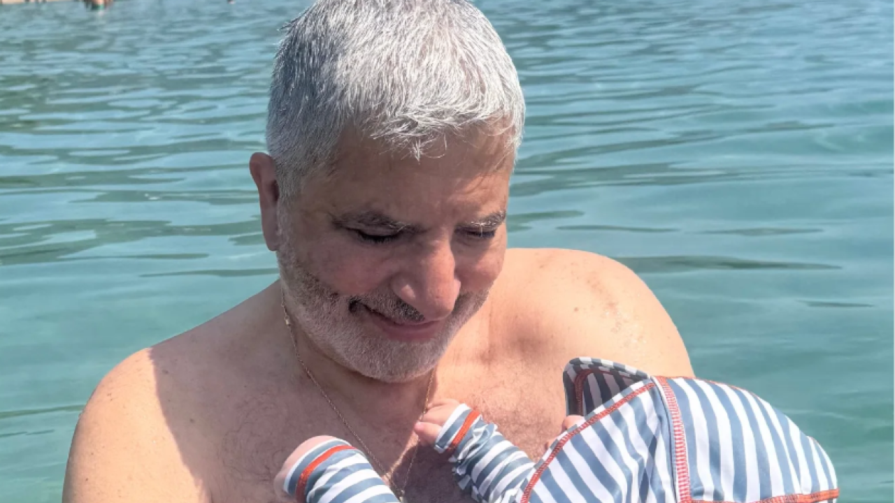 Ο Γιώργος Πατούλης απολαμβάνει το μπάνιο στη θάλασσα με τον 4 μηνών γιο του - Δείτε φωτογραφία