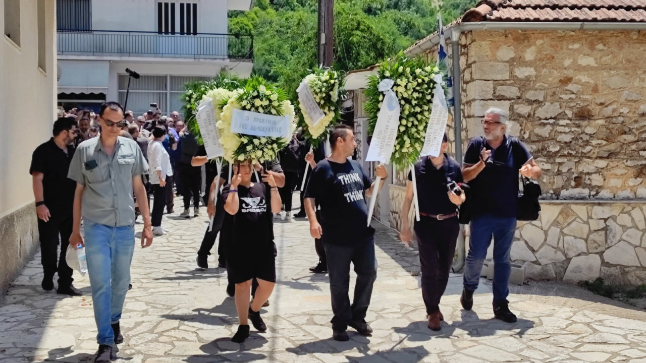 Με κλαρίνα και μοιρολόι το τελευταίο «αντίο» στον Πετρολούκα Χαλκιά στα Ιωάννινα
