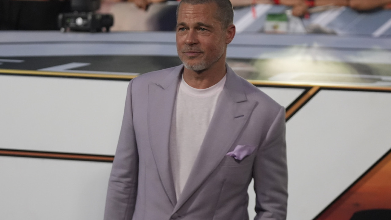 Ο Brad Pitt έχει φαλάκρα: Ο 61χρονος ηθοποιός περνάει κρίση μέσης ηλικίας (video)