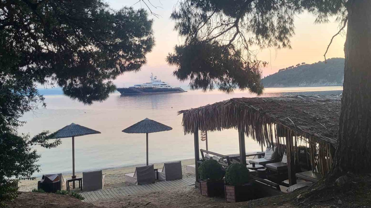 Σκιάθος: O σεΐχης του Κατάρ Tζασίμ Αλ Θάνι έφθασε και φέτος στο νησί Σκιάθος: O σεΐχης του Κατάρ Tζασίμ Αλ Θάνι έφθασε και φέτος στο νησί
