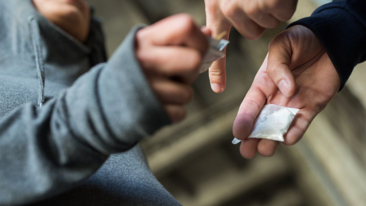 Να καταβάλουν εισφορές κοινωνικής ασφάλισης οι... έμποροι ναρκωτικών προτείνει υπουργός του Βελγίου