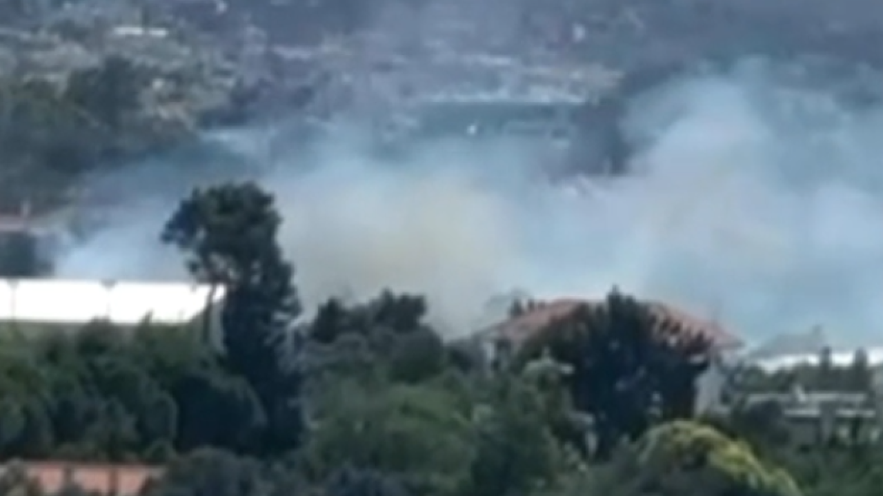 Οριοθετήθηκε η φωτιά σε οικόπεδο κοντά στο Σισμανόγλειο στα Μελίσσια (Βίντεο)
