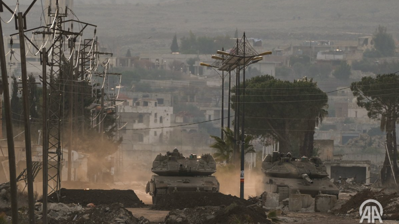 Συρία και Ισραήλ ανταλλάσουν πυρά και …απειλές – Για «απόπειρα αποσταθεροποίησης της περιοχής» κάνει λόγο ο αλ Σάρα Συρία και Ισραήλ ανταλλάσουν πυρά και …απειλές – Για «απόπειρα αποσταθεροποίησης της περιοχής» κάνει λόγο ο αλ Σάρα