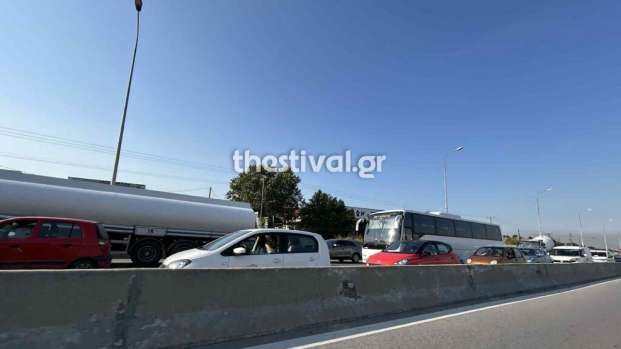 Θεσσαλονίκη: Στις φλόγες νταλίκα στην Εγνατία Οδό Θεσσαλονίκη: Στις φλόγες νταλίκα στην Εγνατία Οδό