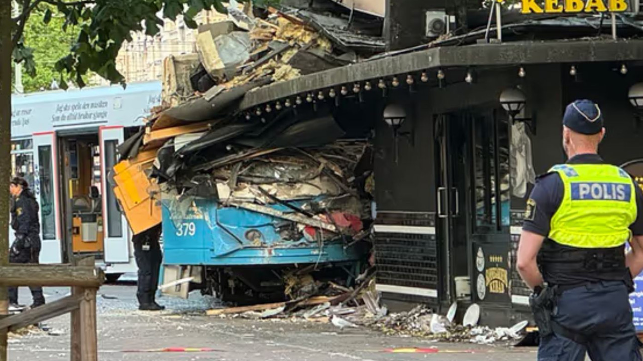 Τραμ πήρε με φόρα αριστερή στροφή και έπεσε πάνω σε πιτσαρία
