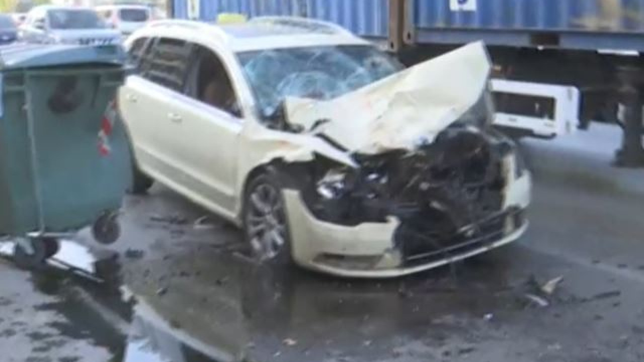 Ταξί έπεσε πάνω σε απορριμματοφόρο στην Ποσειδώνος – Κλειστή η μία λωρίδα Ταξί έπεσε πάνω σε απορριμματοφόρο στην Ποσειδώνος – Κλειστή η μία λωρίδα