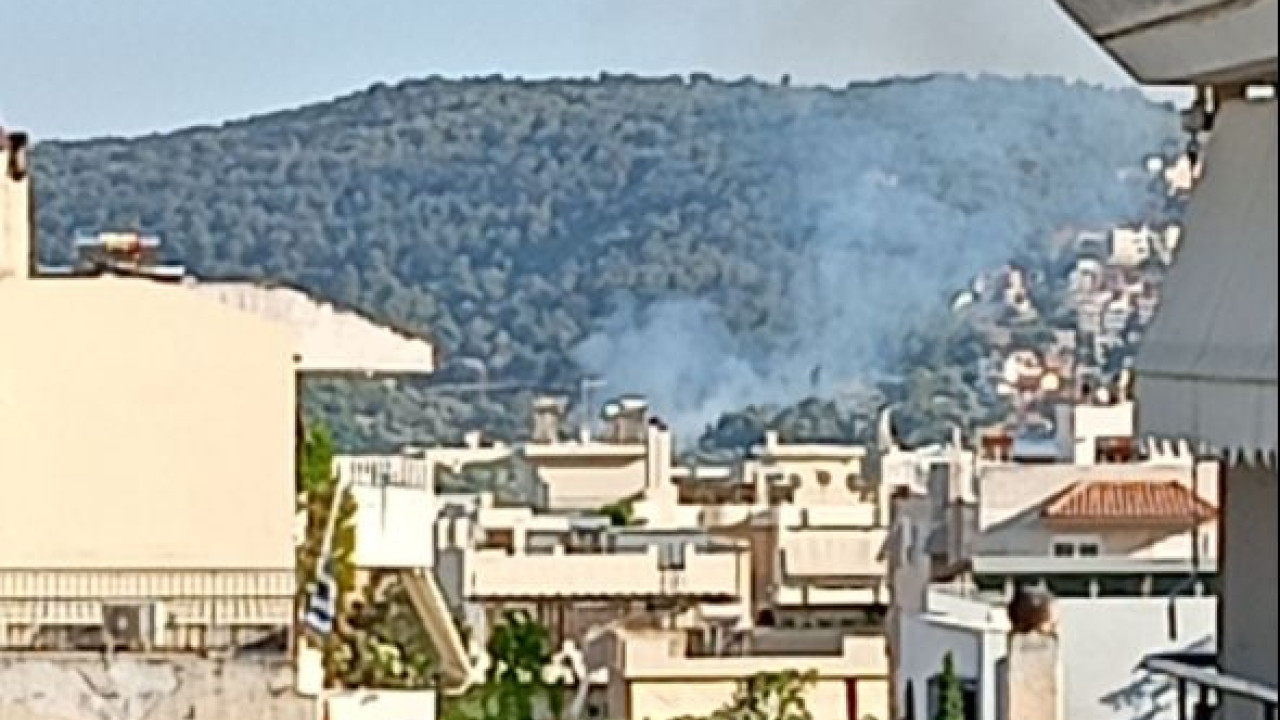 Φωτιά στα Σπάτα κοντά σε κατοικημένη περιοχή - Μήνυμα από το 112