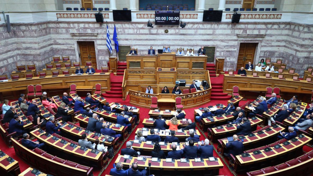 Live η μαραθώνια «μάχη» στη Βουλή για τα Τέμπη