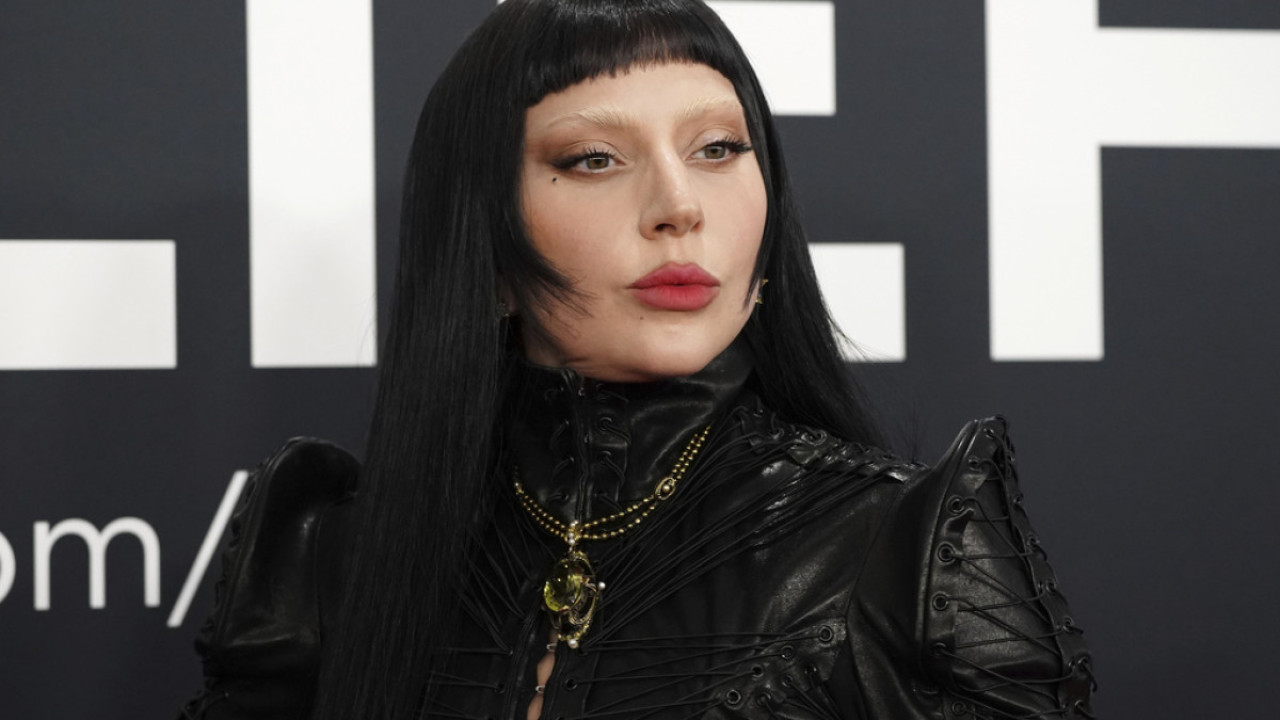 Η Lady Gaga έγινε ξανθιά και το αποτέλεσμα είναι τόσο καλοκαιρινό