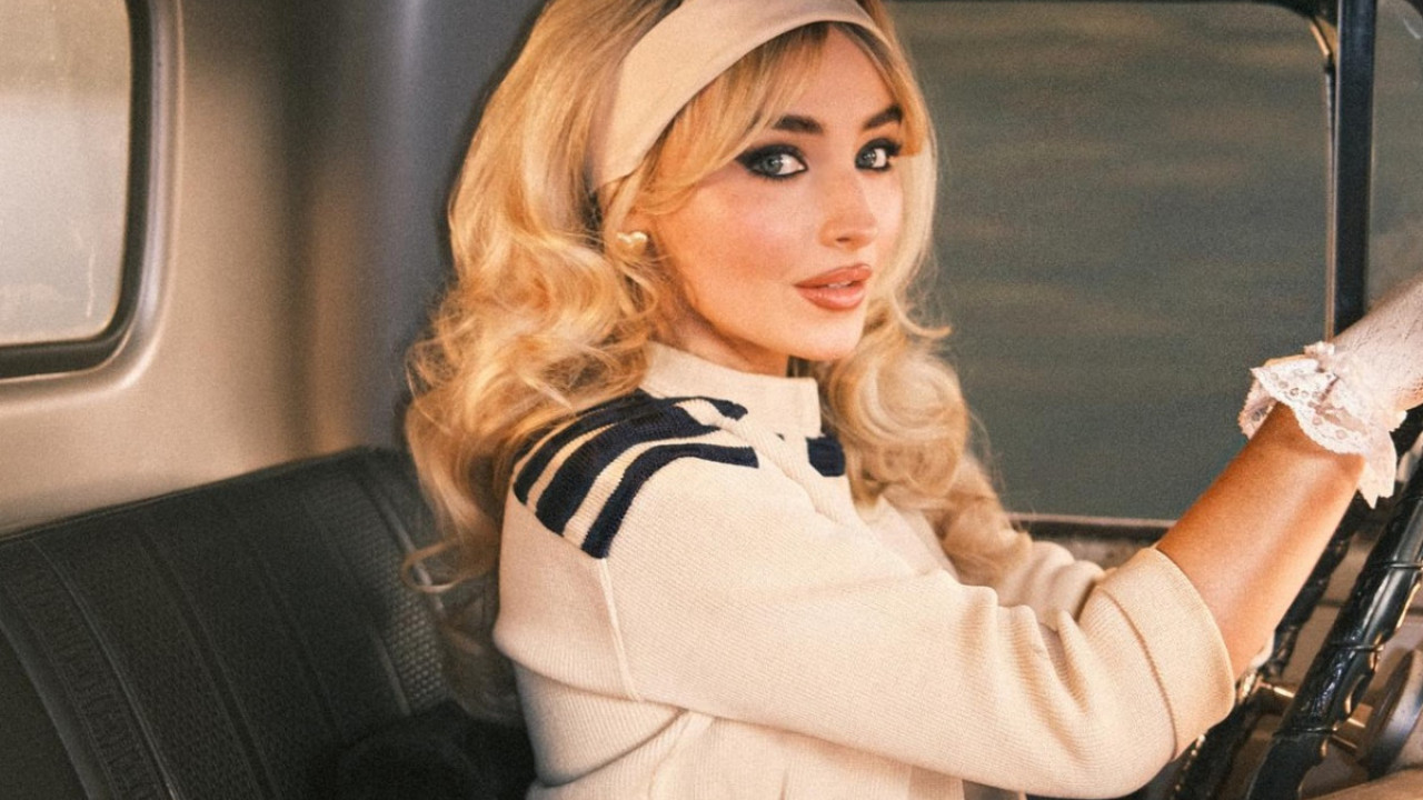 Sabrina Carpenter: Εμφανίστηκε με curly bangs για να προαναγγείλει το απόλυτο summer hit Sabrina Carpenter: Εμφανίστηκε με curly bangs για να προαναγγείλει το απόλυτο summer hit