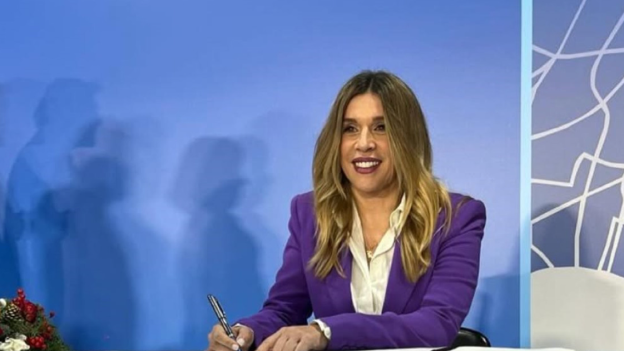Έρρικα Πρεζεράκου: Ποζάρει με τη νεοφώτιστη ανιψιά της - Η υπαίθρια βάπτιση