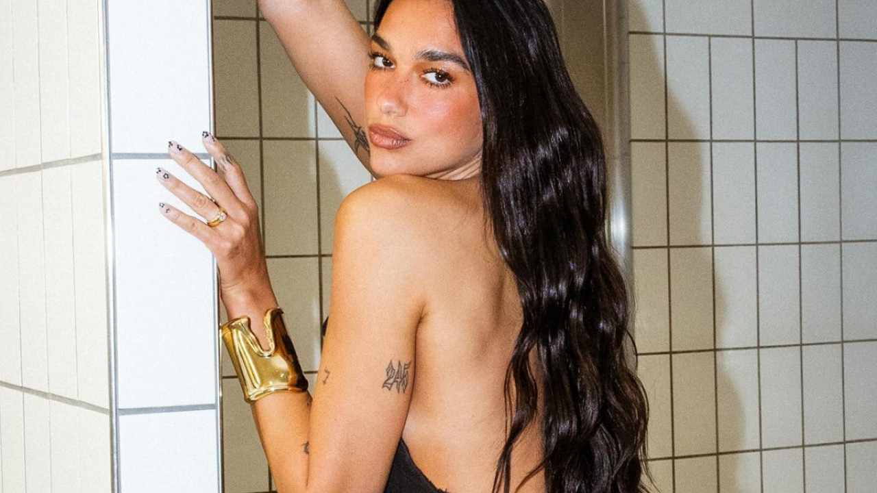 Το floral mani της Dua Lipa είναι η πιο γλυκιά έμπνευση για το καλοκαίρι Το floral mani της Dua Lipa είναι η πιο γλυκιά έμπνευση για το καλοκαίρι