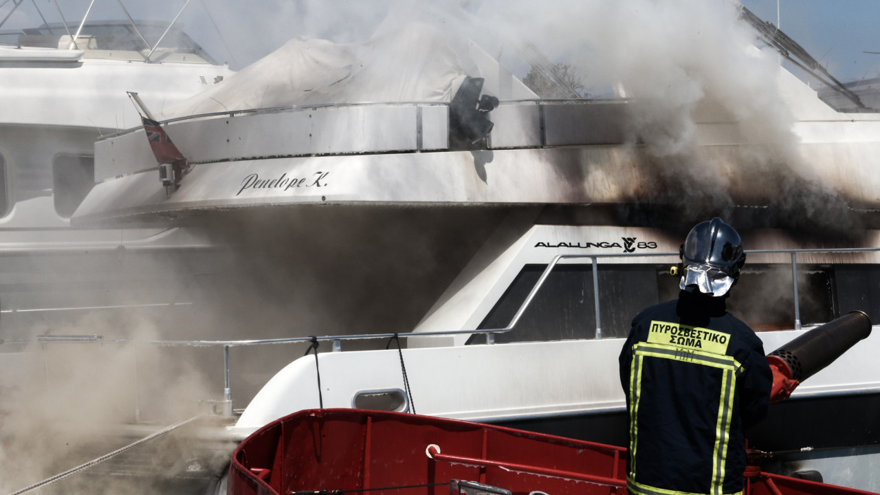 Χαλκιδική: Πυρκαγιά σε γιοτ με βουλγαρική σημαία στη μαρίνα Νικήτης Χαλκιδική: Πυρκαγιά σε γιοτ με βουλγαρική σημαία στη μαρίνα Νικήτης