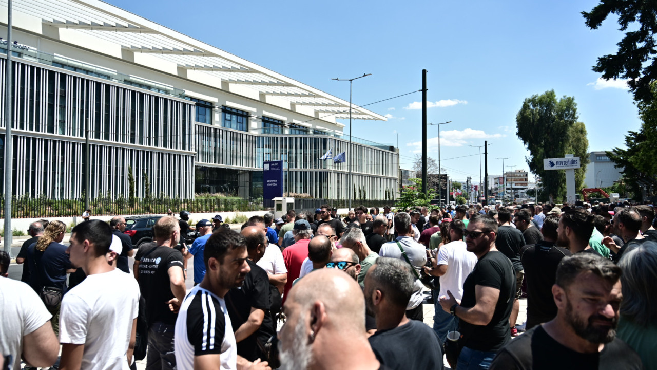 Νέα συγκέντρωση ιδιοκτητών συνεργείων έξω από το ΥΠΕΘΟ για το «Ψηφιακό Πελατολόγιο»
