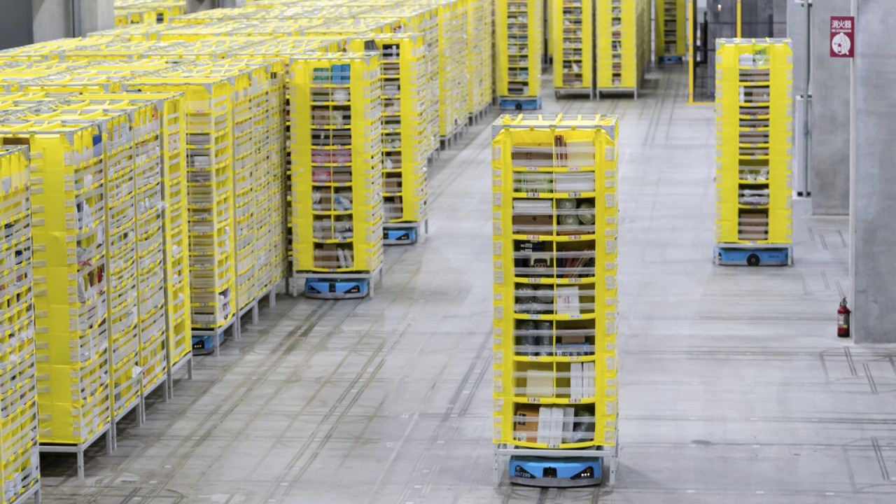 Αλλάζουν τα logistics: Η Amazon κοντεύει να «απασχολεί» περισσότερα ρομπότ από ανθρώπους στις εγκαταστάσεις της Αλλάζουν τα logistics: Η Amazon κοντεύει να «απασχολεί» περισσότερα ρομπότ από ανθρώπους στις εγκαταστάσεις της