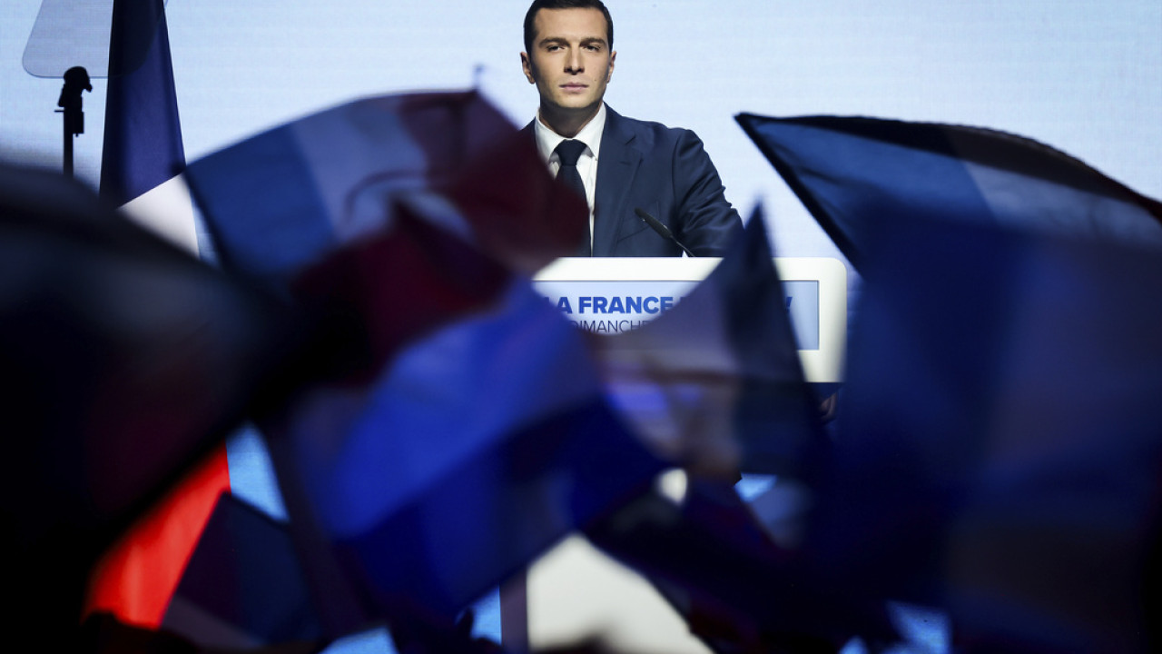 Έφοδος της γαλλικής αστυνομίας στα γραφεία του ακροδεξιού Εθνικού Συναγερμού - Η ανάρτηση του Μπαρντελά