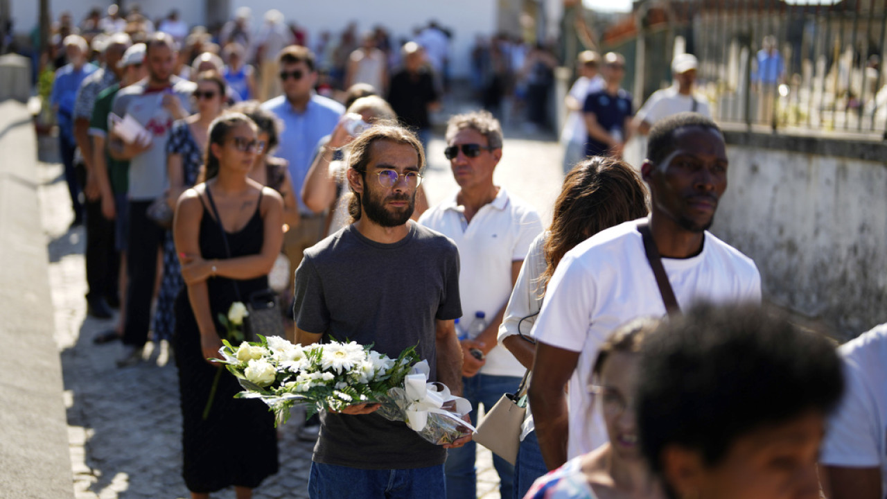 Θρήνος στην κηδεία του σταρ της Λίβερπουλ, Ντιόγκο Ζότα