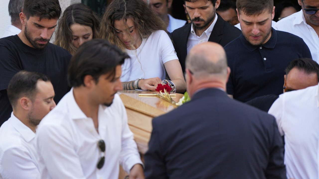 Θλίψη και σπαραγμός στην κηδεία του Ντιόγκο Ζότα: Συντετριμμένη η σύζυγός του - Αστέρες του ποδοσφαίρου έδωσαν το παρών (Live)
