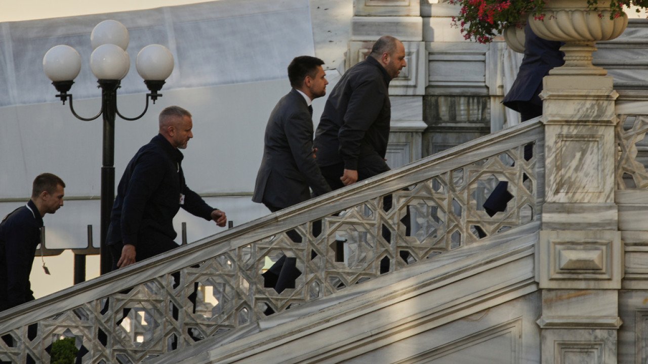 Λιγότερο από μία ώρα η διάρκεια της συνάντησης Ρωσίας-Ουκρανίας στην Κωνσταντινούπολη Λιγότερο από μία ώρα η διάρκεια της συνάντησης Ρωσίας-Ουκρανίας στην Κωνσταντινούπολη