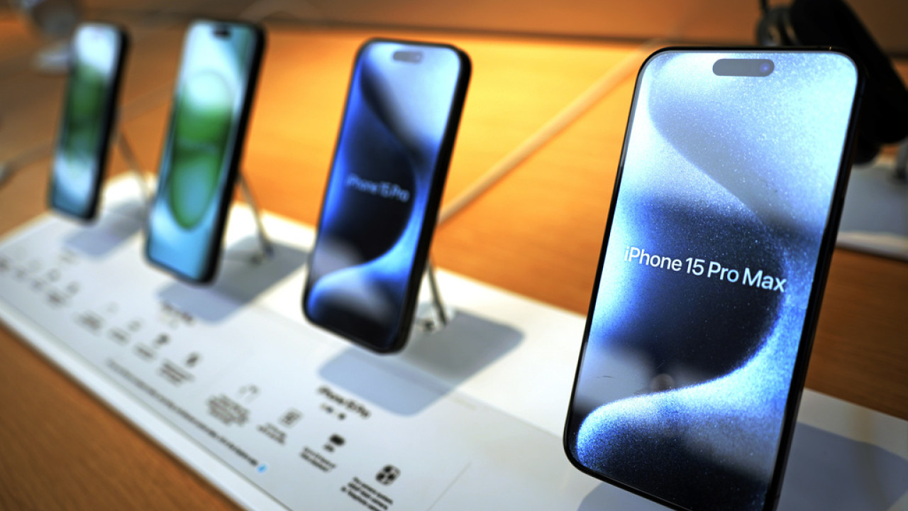 Η Apple επενδύει 500 εκατ. δολάρια για να εξασφαλίσει ένα βασικό υλικό για τα iPhones από τις ΗΠΑ