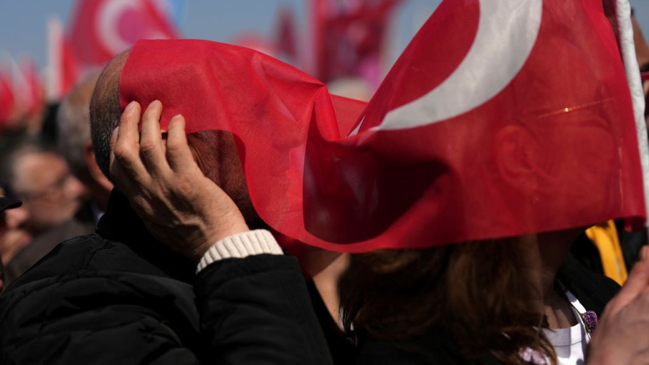 Τουρκία: Άλλος ένας δήμαρχος της αντιπολίτευσης συνελήφθη Τουρκία: Άλλος ένας δήμαρχος της αντιπολίτευσης συνελήφθη