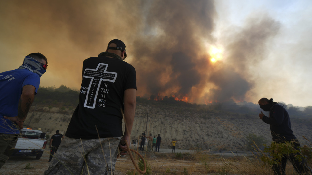 Πύρινη κόλαση στην Κύπρο για 2η μέρα: 2 οι νεκροί – Εικόνες καταστροφής Πύρινη κόλαση στην Κύπρο για 2η μέρα: 2 οι νεκροί – Εικόνες καταστροφής