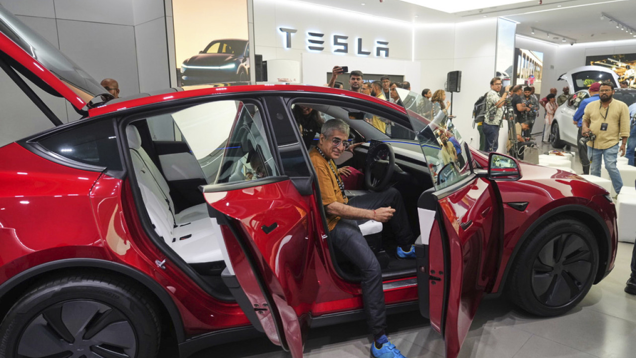 Tesla: Βυθίζεται η μετοχή | ΣΚΑΪ Tesla: Βυθίζεται η μετοχή | ΣΚΑΪ