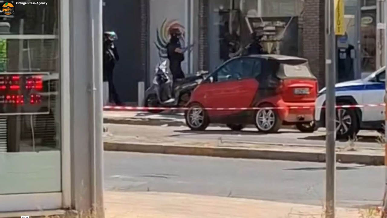 Θρίλερ στις Αχαρνές: Ιδιοκτήτρια κλείδωσε ληστές μέσα στο κατάστημα τυχερών παιχνιδιών Θρίλερ στις Αχαρνές: Ιδιοκτήτρια κλείδωσε ληστές μέσα στο κατάστημα τυχερών παιχνιδιών