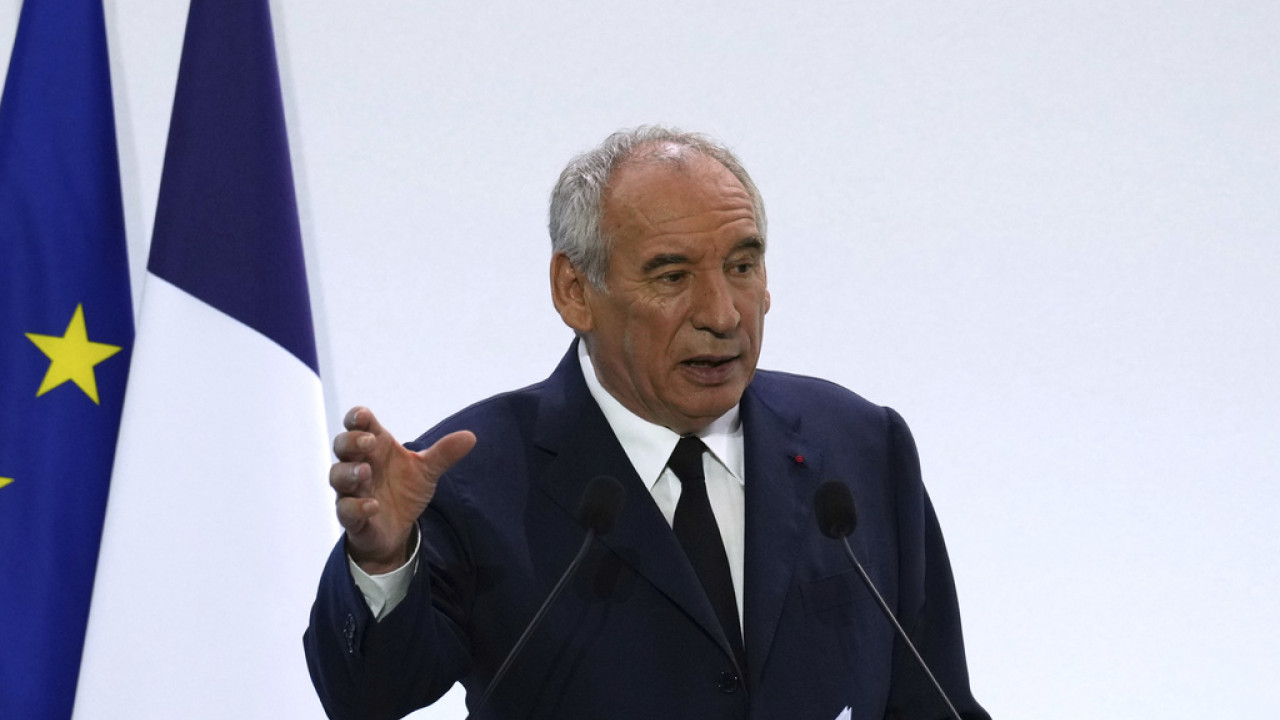Αναβρασμός για τις περικοπές στη Γαλλία: Το πρόγραμμα του Μπαϊρού για το «θανάσιμο χρέος» - Με πρόταση μομφής απείλεί η Λεπέν